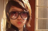 戴着时尚太阳镜的越南女孩。
