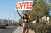 美国一家咖啡店，美女为宣传穿比基尼示众，引来数人围观。