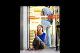 2009年3月31日，有居民曝料说，蓝洁瑛在筲箕湾爱东村爱平楼地下的便利店，四处向途人索钱。记者到场后，发现蓝洁瑛独个儿坐在便利店外吸烟，看上去情绪平静，也没有看到她向途人索钱。 