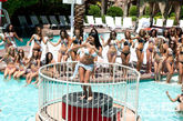 2011美国小姐选美日前在赌城拉斯维加斯举行，炎热的天气丝毫不影响选手们的热情。众佳丽身着各式比基尼在泳池嬉戏，选手们各怀心机，或全黑或全白，用简单的款式和纯色凸显自己傲人的身材曲线。