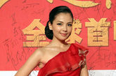 这次的红毯，女星们都颇为素雅，所以这一身火红的长裙令刘涛成为众人焦点。豪门培养的气质果然不一般，斜肩+木耳边的修饰，再一叉腰，标准的“压寨夫人”LOOK。
