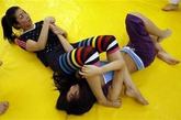 佳丽们进行巴西柔术训练。