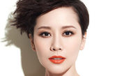 海清惊艳演绎当季大热橘红色唇妆，明眸皓齿间散发出淡淡的从容与自信，妆容精致，体态优雅，气质升级，大展国际风范。