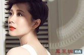 海清惊艳演绎当季大热橘红色唇妆，明眸皓齿间散发出淡淡的从容与自信，妆容精致，体态优雅，气质升级，大展国际风范。