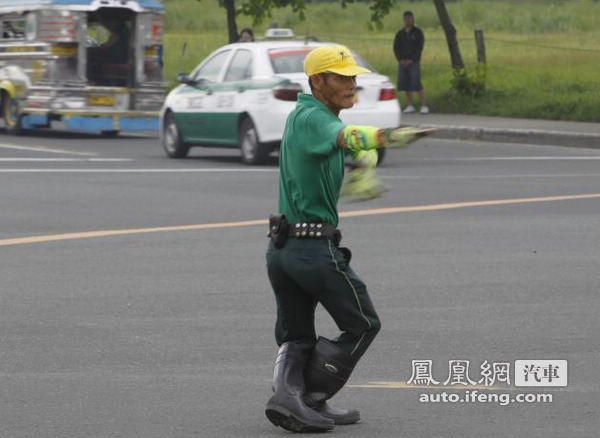 菲律宾交警用舞姿指挥交通走红网络