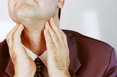 七、长期声音嘶哑时，应对照镜子，张大口深呼吸，观察咽喉部有无肿大的扁桃腺体及其它肿物。