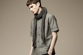 BURBERRY BLUE LABEL系列男装lookbook终于出炉，没错，看起来非常的年轻，充满活力。重点是，你可以根据这一套lookbook学习夏日随性搭配法则，比如格子衫搭配牛仔裤，或是polo衫搭配工装裤，或是觉得一件背心太单调搭一条围巾或一顶帽子。怕热？当你被众美女夸做型男的时候，热早就不是什么了不起的事了。 （来源：ELLE中国）