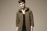 BURBERRY BLUE LABEL系列男装lookbook终于出炉，没错，看起来非常的年轻，充满活力。重点是，你可以根据这一套lookbook学习夏日随性搭配法则，比如格子衫搭配牛仔裤，或是polo衫搭配工装裤，或是觉得一件背心太单调搭一条围巾或一顶帽子。怕热？当你被众美女夸做型男的时候，热早就不是什么了不起的事了。 
