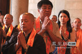 来自台湾的护法居士虔敬礼佛。（图片来源:凤凰网华人佛教 摄影：丹珍旺姆）
