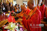 两岸高僧共同拈香祈福。（图片来源:凤凰网华人佛教 摄影：丹珍旺姆）