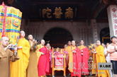 厦门佛教界四众弟子在南普陀寺山门前恭迎。（图片来源：凤凰网华人佛教 摄影：丹珍旺姆）