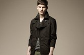 BURBERRY BLUE LABEL系列男装lookbook终于出炉，没错，看起来非常的年轻，充满活力。重点是，你可以根据这一套lookbook学习夏日随性搭配法则，比如格子衫搭配牛仔裤，或是polo衫搭配工装裤，或是觉得一件背心太单调搭一条围巾或一顶帽子。怕热？当你被众美女夸做型男的时候，热早就不是什么了不起的事了。 
