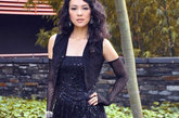 新加坡，章子怡出席2011年新加坡影汇(ScreenSingapore 2011)开幕夜盛典。穿着Ralph Lauren 2010秋冬系列的黑纱长裙，外罩黑色小马甲，尽显复古美艳。