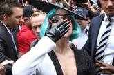 Lady Gaga最近爱上了绿色假发。棱角妆过后，她又玩起了新突破——波浪胸脯！来和小编一探究竟吧。