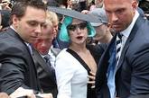 Lady Gaga最近爱上了绿色假发。棱角妆过后，她又玩起了新突破——波浪胸脯！来和小编一探究竟吧。