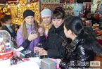 俄罗斯女人爱中国货 为何纷纷涌到黑河购物
