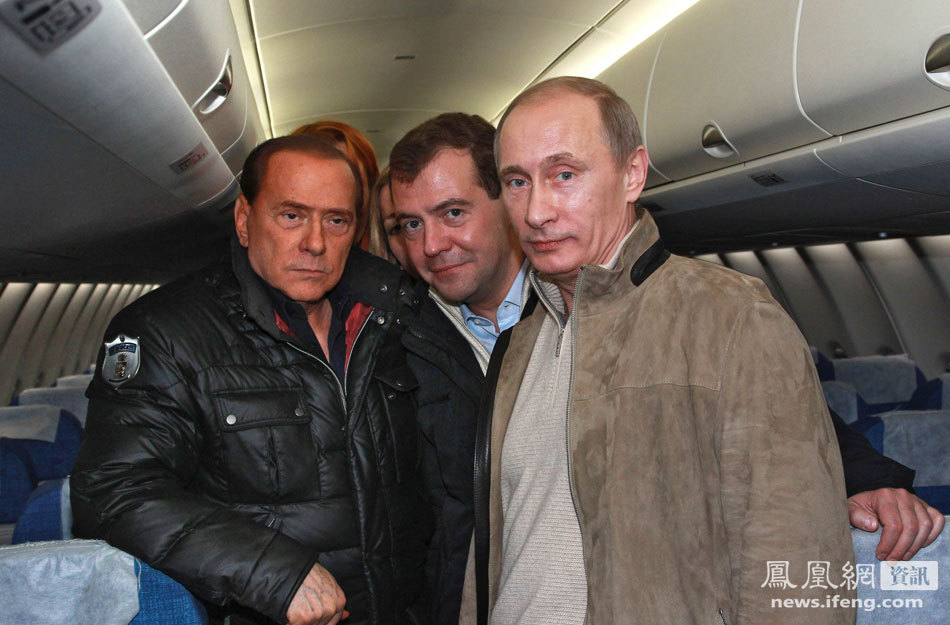 贝卢斯科尼参观俄罗斯客机 见美女忍不住偷看