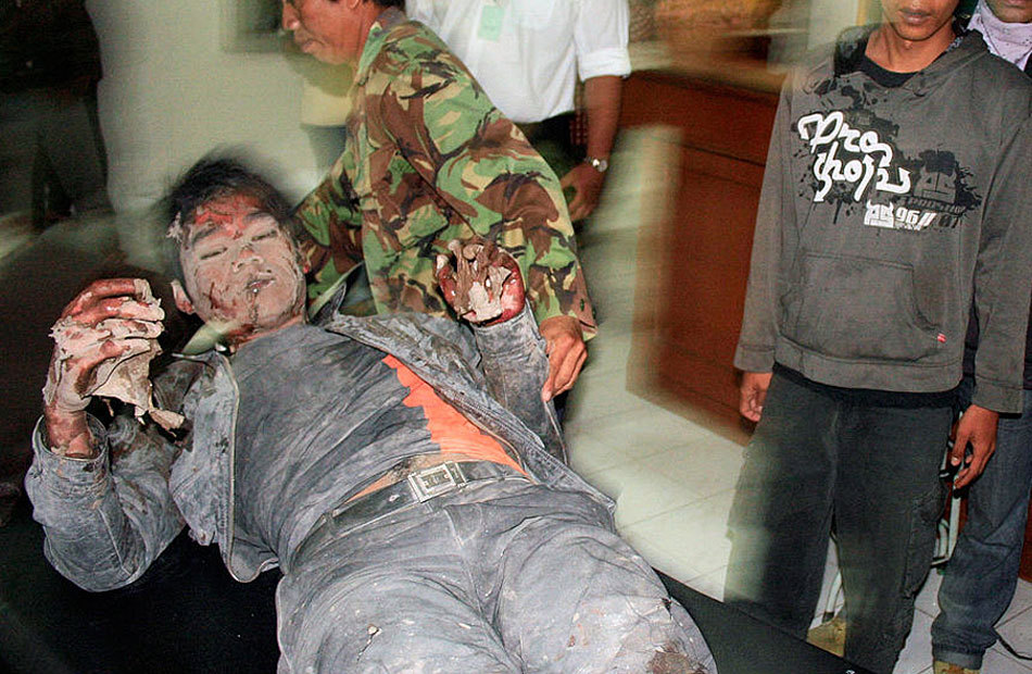 印尼火山爆发已致18人死 多人遭火山灰灼伤[高