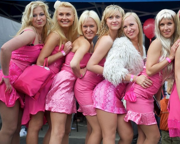 世界上“男人荒”国家 拉脱维亚金发女孩大游行