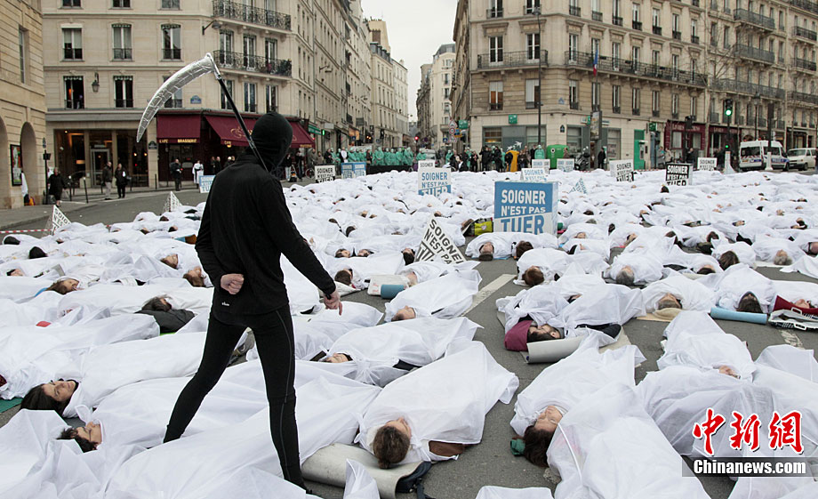 法国民众当街横躺抗议安乐死[高清大图]