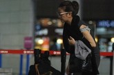 赵薇与助手一起出现在上海浦东机场，当天赵薇一身休闲打扮素颜带着一副眼镜现身，而黑色针织衫外面却露出一大截裙子吊带，赵薇也丝毫不理会。
