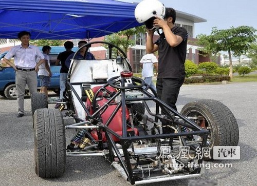 广西大学生打造SAE方程式赛车