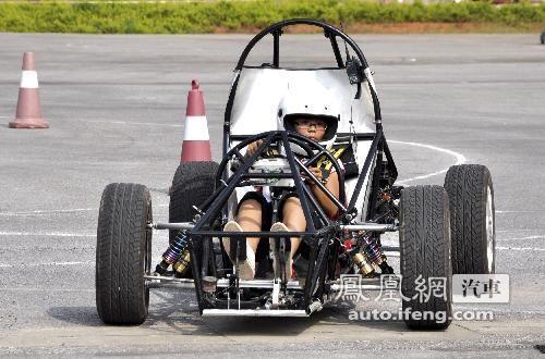 广西大学生打造SAE方程式赛车