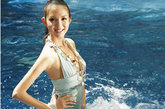 张梓琳灰色拼接泳装尽显水中美人鱼的高贵姿态。