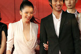 6月11日，徐若瑄身着迪奥(Dior) 2008春夏长礼服，与周渝民一同走上了第14届上海国际电影节开幕式的红毯。