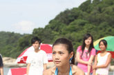 香港人气嫩模周秀娜近日曝光了一组剧照，由于饰演的是一位沙滩排球健将，需要身穿比基尼挑战各种高难度动作。