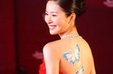江一燕红色抹胸晚礼服闪耀开幕式，背部的蝴蝶更是惹来摄影师的大力关注。