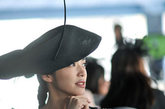 姚晨也在微博上自嘲：我为自己选择了这顶戴着＂天线＂的黑帽，它让我想起了儿时玩的碰碰车。