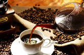 咖啡因
很多人都知道，含咖啡因食物会刺激神经系统，还具有一定的利尿作用，是导致失眠的常见原因。(资料图)
