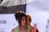 拍片时暴晒，近日出席上海电影节时遭遇大雨。嫩模周秀娜不娇嫩。