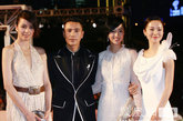 桂纶镁(图左数第3个)身穿Valentino2011早秋系列礼服。