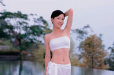 刘嘉玲白色泳装温婉如水，完美身材让人艳羡。