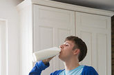 3、喝牛奶的最佳时间：因牛奶含有丰富的钙，中老年（老年食品）人睡觉前饮用，可补偿夜间血钙（钙食品）的低落状态而保护骨骼。同时，牛奶有催眠作用。
