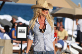 Victoria Silvstedt
一向性感时尚的贝嫂即使穿上衬衣与仔裤也依旧能将魅力绽放最大。收身的衬衣解开的扣子让她看起来更加性感无比。牛仔短裤让她性感的双腿更具诱惑力。