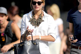 Olivia Palermo
白色的衬衣简单大方，黑色的短裤在衣摆的搭配下若隐若现。一条夸张的金棕色叶子造型项链为整身增添了华丽气息，弥补了白色的单调质感。黑色的爱马仕手袋彰显尊贵地位。