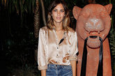 Alexa Chung
粉色真丝衬衣搭配牛仔短裤舒适随意，真丝的质地散发出女人的柔美气息。一双修长的双腿用短裤衬托更具性感味道。