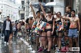 当地时间2011年6月16日，西班牙潮牌Desigual的“光着来，免费穿”（Half-Naked, Leave Fully Dressed）活动亮相英国伦敦和德国柏林专卖店。在伦敦众时尚男女不惧寒寒冷，只穿内衣裤裸着身子冒雨排队守候；在柏林也是一派热火朝天的景象。 