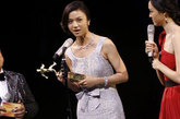 汤唯荣获第11届华语电影传媒大奖 最佳女主角，国内首次封后！身穿一袭紫色闪闪裙的汤唯成为当晚的焦点。