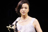 汤唯荣获第11届华语电影传媒大奖 最佳女主角，国内首次封后！身穿一袭紫色闪闪裙的汤唯成为当晚的焦点。