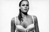 乌苏拉-安德丝(Ursula Andress) ：1962年
Dr. No剧照，这挂以腰带的泳衣在今天也经常被很多人模仿设计。
