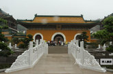 宝陀讲寺与普陀山三大寺（普济寺、法雨寺、慧济寺）最大的不同，在于其以讲经弘法为主。采用歇山式风格的普门大讲堂，宽敞明亮，其建筑面积6695平方米，总高24.7米，常设讲经法席，可同时容纳600人听经弘法。（图片来源：凤凰网华人佛教  摄影：李保华）