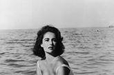 伊丽莎白-泰勒 (Elizabeth Taylor)：1959年
这张在水中半蹲的照片也成为了经典的一刻，白色的泳衣你敢尝试么？
