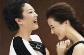 车晓和妈妈王丽云携手拍摄《芭莎珠宝》大片，初见两人，她们仿佛一个模子刻出般的相似与美丽。