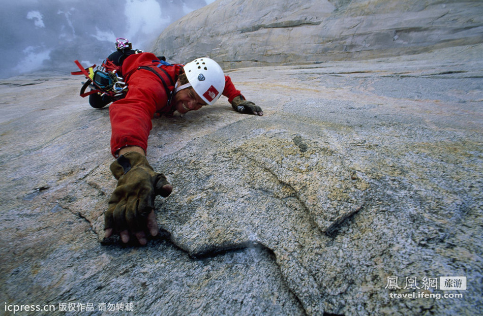 睡在悬崖上的人 攀岩者冒死在陡壁上搭帐篷