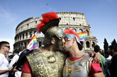 2011年6月11日，意大利罗马，同性恋者举行“欧洲骄傲”（EuroPride）节游行。这个游行活动每年在欧洲不同的国家轮流举行。（来源：新华网）