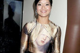 李娜身着Giles Deacon的Giles 2011秋冬新款油画印花连身裙出席温布尔登派对，金光闪耀中又带有独特的艺术眼光。

